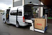 車いすに人が乗ったまま2台を載せられる車