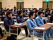 それぞれの会社に就職して席を並べる新規学卒就職者