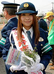 ドライバーに手渡したちらしや記念品を手に分水おいらん道中の染井吉野太夫役、久住さん