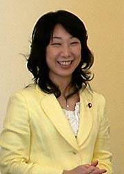 岡田副代表の応援に笑顔で応える菊田衆院議員