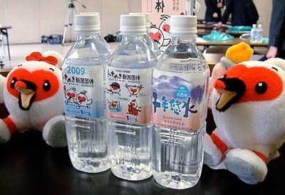 新潟トキめき新潟国体用PRラベルに変更した三条市のミネラルウオーター「千年悠水」