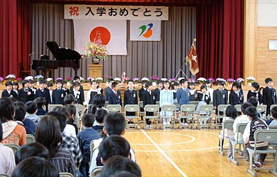 燕市内15小学校すべてで入学式が行われた7日、燕南小学校の入学式