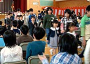 6年生に手を引かれて退場する1年生