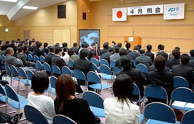 8日開かれた燕三条青年会議所の4月公開例会