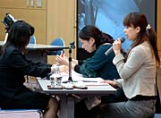 実演しながら講演するネイリストの齋藤さん