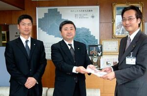 ことしも三条信用金庫が三条市にカーブミラー5基を寄付