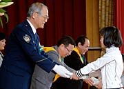 県民生活環境部長らから児童にプレゼント贈呈