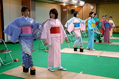 11日に行われたおいらん役の歩き方の練習