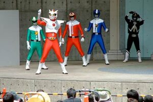 13日、加茂山公園で開かれた「トレジャーハンティングin加茂山」の「カモレンジャー」ショー、左から2番目がニューヒーロー、ガタライザー