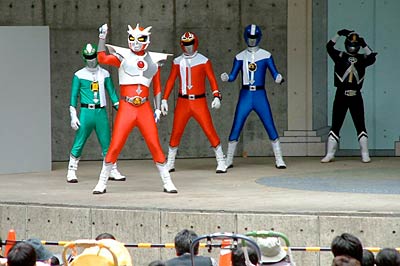 13日、加茂山公園で開かれた「トレジャーハンティングin加茂山」の「カモレンジャー」ショー、左から2番目がニューヒーロー、ガタライザー