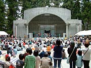 約600人の親子でにぎわう野外ステージ