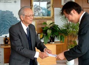 ユキワリソウを育てる栗山さんがことしも三条市に約15万円を寄付