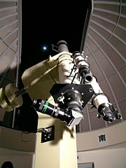 ドーム型天体観測室に設置された故草野磐さん所有の150ミリの屈折望遠鏡