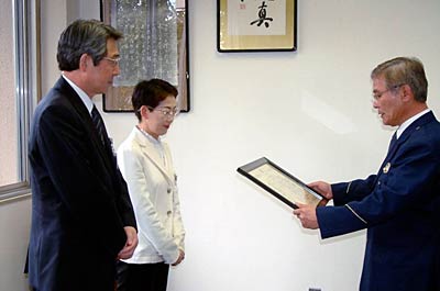 八幡燕署長(右)から感謝状を受ける第四銀行吉田支店の池田さん(中央)と小池支店長(左)