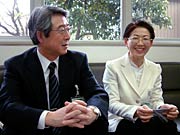振り込め詐欺を防いだ経緯を話す小池支店長(左)と池田さん(右)