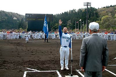 20日行われた三条野球連盟の平成20年度開幕式、選手宣誓を行う三条トキワ倶楽部の吉田選手