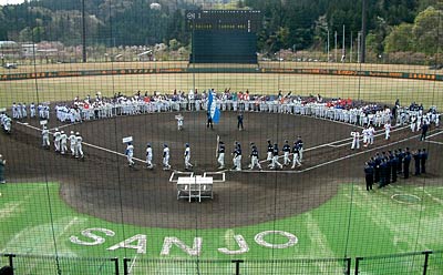 入場行進してダイヤモンドに整列する選手