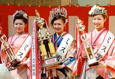 左からミス雪椿の岡田さん、ミス雪椿クイーンの高井さん、ミス雪椿の堀江さん