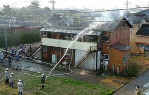 男性1人の遺体が見つかった燕市南7地内のアパート火災