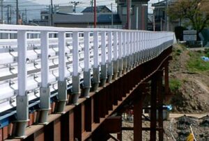 三条市・常盤橋の仮橋が傾き、大事を取って緊急通行止め