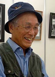 写真の展示作業を終わって一息つく捧さん