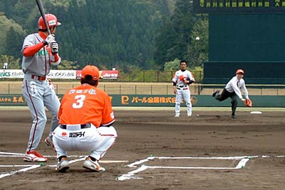  26日、三條機械スタジアムで行われた新潟アルビレック・ベースボール・クラブの開幕戦、投手泉田知事、捕手芹沢監督で始球式