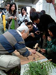 ベンチの和釘を打つ子どもや学生