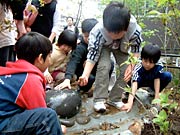 子どもたちはさっそく水遊び
