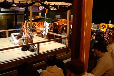 28日夜、神明宮で行われた春祭り宵宮の神楽奉納