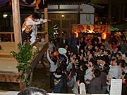 杵樹の舞で舞殿から参拝客にもちや菓子をまく
