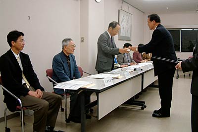 燕市補助金検討委員会の第1回検討委員会で委員7人に委嘱状を交付する小林燕市長