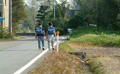 三条市新堀地内で半袖で下校する小学生
