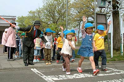 1日、燕市交通公園で春の安全教室に参加した小池保育園園児