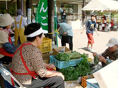 3、4の2日間、漢学の里しただ「庭月庵　悟空」前で開かれている「豊友会」の山菜まつり