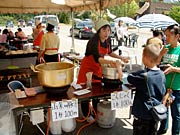 悟空駐車場では山菜豚汁など販売も