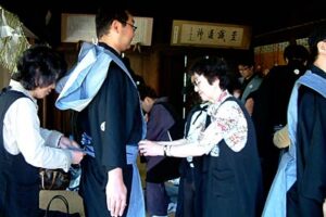 三条まつり大名行列参加者の着付けをけいこするボランティア