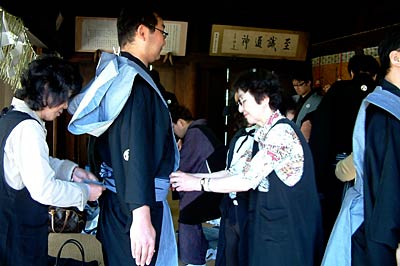 三条まつり大名行列参加者の着付けをけいこするボランティア
