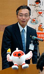 あいさつする国定三条市長