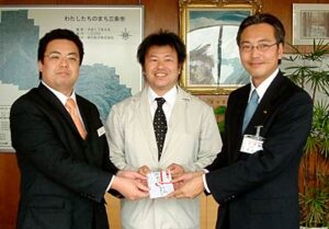 居酒屋「月と狐」と餞心亭おゝ乃が三条市成人式の事業費にと5万円を寄付