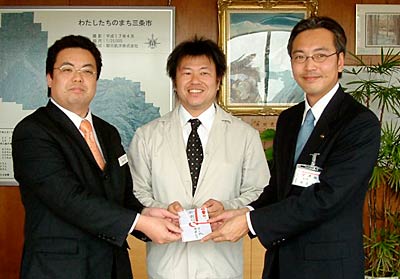 左から餞心亭おゝ乃の大野社長、居酒屋「月と狐」の加藤社長、国定市長