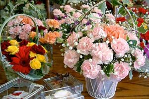 「母の日」を前に生花店はギフト需要の準備に追われる
