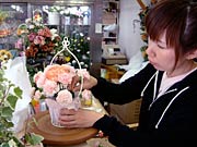 アレンジメントの製作に忙しい