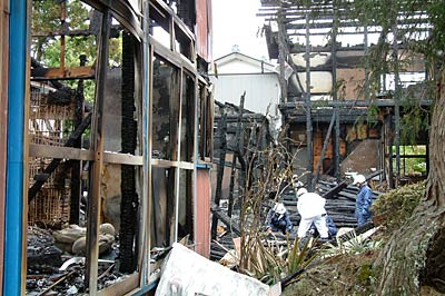 燕市粟生津地内の火災現場