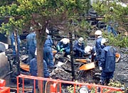 現場を調査する警察と消防