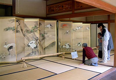 かじまちの家が展示する六曲一双屏風『寿鶴花鳥』と『松鶴之図』