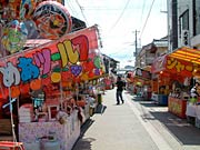 八幡宮参道は露店がずらりと並んで準備万端
