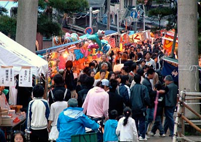 露店と人でごった返す八幡宮参道
