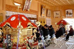 三条まつり2日目は八幡宮春季例大祭の神事と傘鉾人形コンクールを行ってハイライトへ