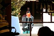 本殿から御霊を移す藤崎宮司
