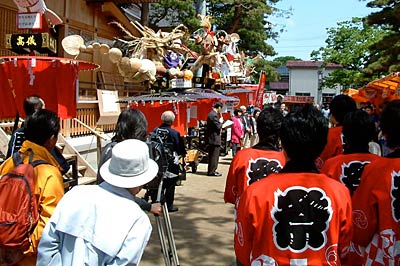 八幡宮境内で行われた傘鉾人形コンクール